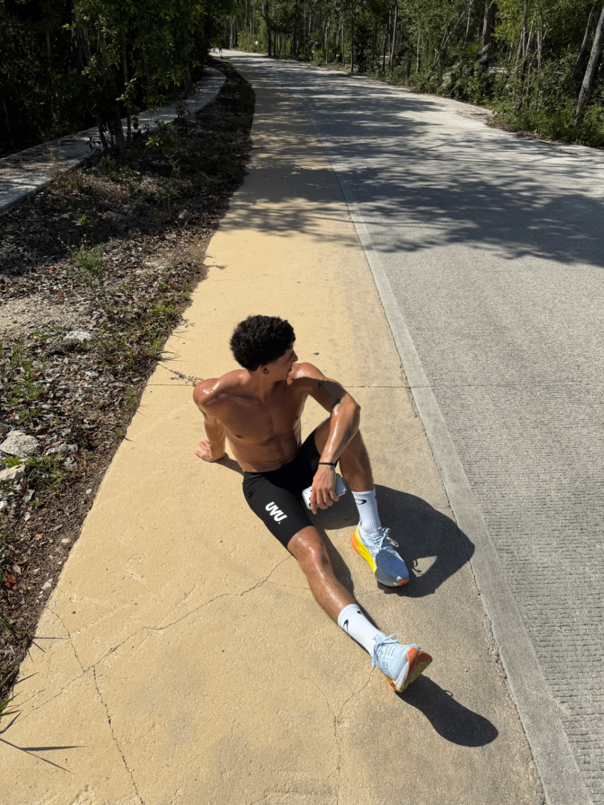 Pausa post-run en un sendero de Tulum