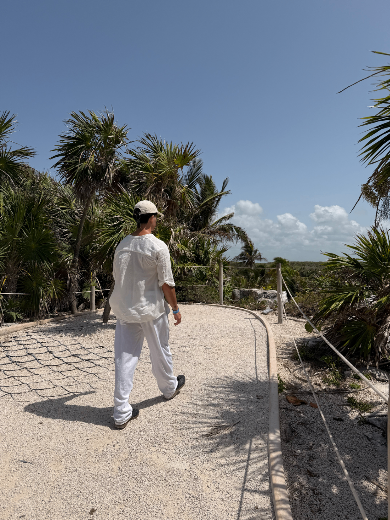Lore caminando por las ruinas de Tulum
